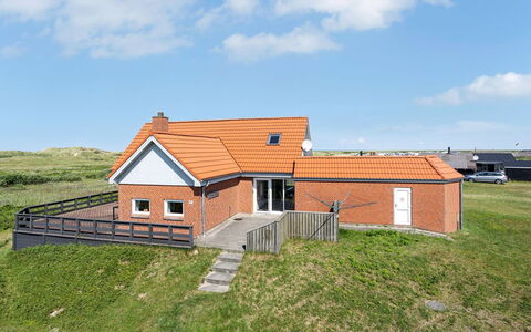 Helfrida - 350M from the Sea: Verblijf, Huis, Huis, Dak, Veranda, Landgoed, Siding, Garden Gebouwen, Boerderij, Werf