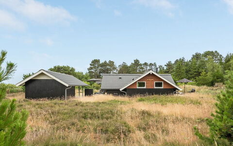 Torbjörn - 1.1Km from the Sea: Gras, Huis, Dak, Huis, Verblijf, Struik, Land Lot, Landelijk Gebied, Boerderij, Groundcover