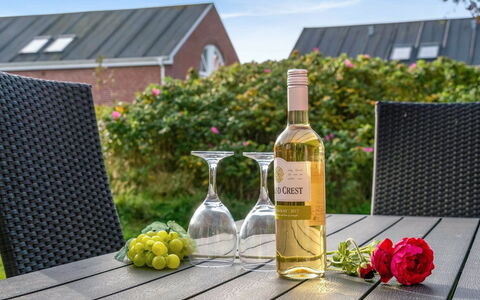 Palni - 2.3Km from the Sea: Fles, Tafel, Meubilair, Tableware, Drinkware, Glazen Fles, Barware, Glaswerk, Wijn