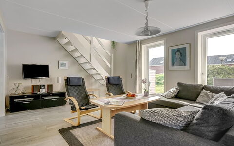 Palni - 2.3Km from the Sea: Interieur Ontwerp, Meubilair, Flooring, Verdieping, Hout, Plafond, Kamer, Bankstel, Woonkamer, Appartement