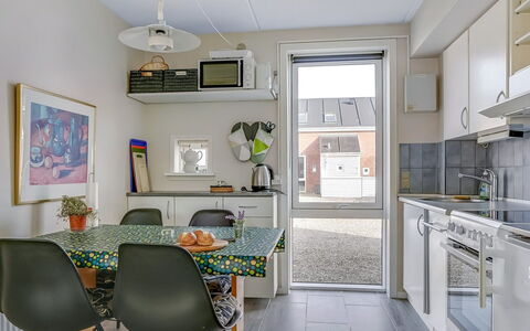 Palni - 2.3Km from the Sea: Meubilair, Interieur Ontwerp, Flooring, Keuken, Plafond, Countertop, Stoel, Verdieping, Appartement, Huis