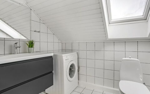 Palni - 2.3Km from the Sea: Flooring, Verdieping, Loodgieterswerkinrichting, Plafond, Interieur Ontwerp, Kraan, Wastafel, Loodgieter, Badkamer, Tegel