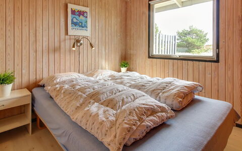 Elsa - 700M from the Sea: Bed, Slaapkamer, Interieur Ontwerp, Meubilair, Hout, Laken, Flooring, Verdieping, Bedding, Plafond