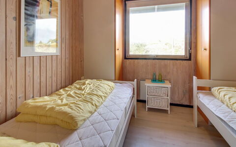 Elsa - 700M from the Sea: Muur, Slaapkamer, Hout, Verdieping, Bed, Interieur Ontwerp, Flooring, Laken, Bedding, Plafond