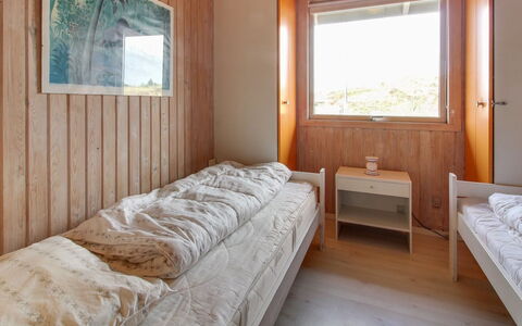 Elsa - 700M from the Sea: Slaapkamer, Muur, Bed, Hout, Verdieping, Flooring, Laken, Interieur Ontwerp, Bedding, Plafond