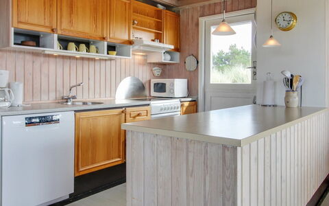 Elsa - 700M from the Sea: Keuken, Countertop, Meubilair, Hout, Flooring, Interieur Ontwerp, Toestel Van De Keuken, Cabinetry, Verdieping, Verlichting