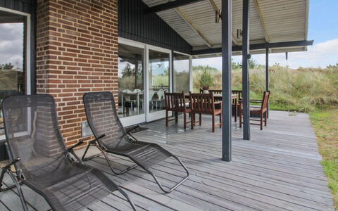 Elsa - 700M from the Sea: Hout, Meubilair, Veranda, Stoel, Buitenmeubels, Dek, Hardwood, Schaduw, Deur, Plafond