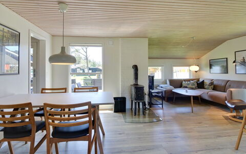 Solborg - 400M from the Sea: Verblijf, Tuin, Siding, Garden Gebouwen, Schaduw, Werf, Backyard, Gazon, Boerderij, Landscaping