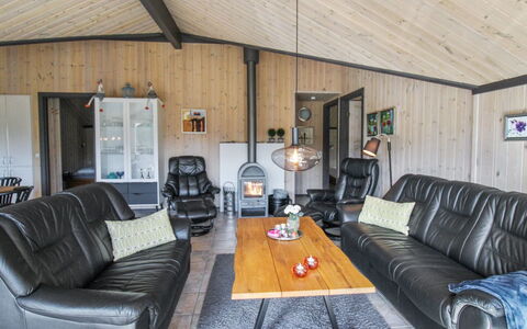 Maureen - 10.5Km from the Sea: Hout, Plafond, Meubilair, Verdieping, Huis, Deur, Bankstel, Woonkamer, Hardwood