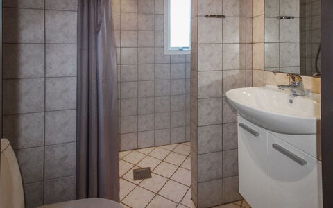 Maureen - 10.5Km from the Sea: Badkamer, Loodgieterswerkinrichting, Flooring, Verdieping, Wastafel In De Badkamer, Interieur Ontwerp, Toilet, Wc Bril, Wastafel, Loodgieter