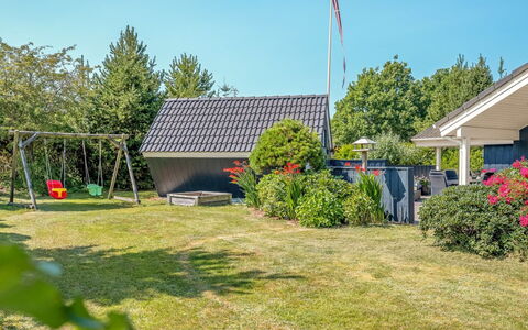 Maureen - 10.5Km from the Sea: Dak, Huis, Tuin, Verblijf, Gazon, Schaduw, Werf, Garden Gebouwen, Landscaping, Backyard