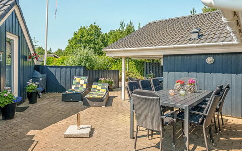 Maureen - 10.5Km from the Sea: Huis, Huis, Dak, Schaduw, Verblijf, Siding, Buitenmeubels, Tuin, Landscaping, Stoel
