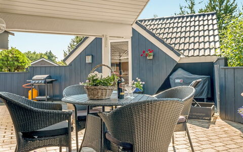 Maureen - 10.5Km from the Sea: Buitenmeubels, Meubilair, Stoel, Buitentafel, Schaduw, Verblijf, Patio, Bloempot, Tuin, Veranda