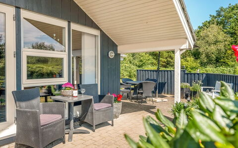 Maureen - 10.5Km from the Sea: Huis, Verblijf, Landgoed, Siding, Veranda, Schaduw, Stoel, Hardwood, Werf, Landscaping