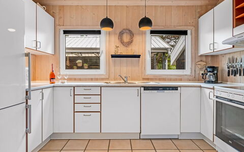 Jensen - 700M to the Fjord: Keuken, Countertop, Toestel Van De Keuken, Interieur Ontwerp, Cabinetry, Major Appliance, Flooring, Hout, Plafond, Lichte Inrichting