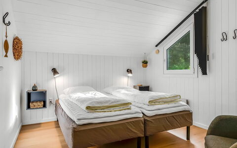 Jensen - 700M to the Fjord: Hout, Interieur Ontwerp, Slaapkamer, Plafond, Bed, Bedding, Verdieping, Laken, Meubilair, Huis