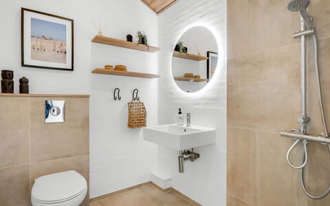 Jensen - 700M to the Fjord: Muur, Flooring, Loodgieterswerkinrichting, Badkamer, Interieur Ontwerp, Verdieping, Kraan, Wastafel, Wastafel In De Badkamer, Toilet