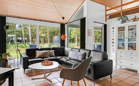 Jensen - 700M to the Fjord: Interieur Ontwerp, Bankstel, Flooring, Plafond, Woonkamer, Verdieping, Meubilair, Huis, Houten Vloer