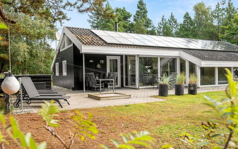 Jensen - 700M to the Fjord: Huis, Dak, Verblijf, Landgoed, Boerderij, Siding, Landscaping, Garden Gebouwen, Veranda, Outdoor Structuur