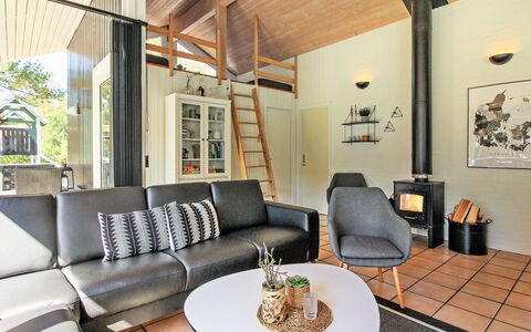 Jensen - 700M to the Fjord: Interieur Ontwerp, Bankstel, Flooring, Hout, Woonkamer, Plafond, Meubilair, Verdieping, Kamer, Verlichting