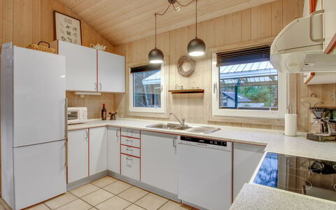 Jensen - 700M to the Fjord: Keuken, Countertop, Toestel Van De Keuken, Interieur Ontwerp, Flooring, Major Appliance, Hout, Plafond, Cabinetry, Lichte Inrichting