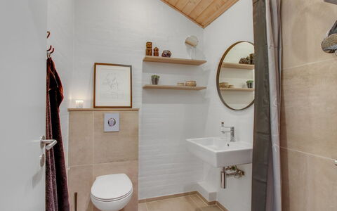 Jensen - 700M to the Fjord: Flooring, Muur, Interieur Ontwerp, Verdieping, Hout, Loodgieterswerkinrichting, Badkamer, Plafond, Huis, Verlichting