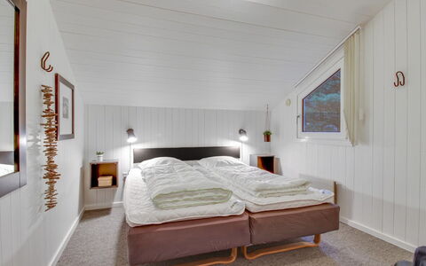 Jensen - 700M to the Fjord: Hout, Plafond, Slaapkamer, Interieur Ontwerp, Bed, Huis, Laken, Bedding, Kamer, Bed Frame