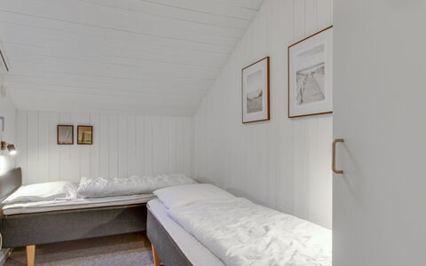 Jensen - 700M to the Fjord: Slaapkamer, Hout, Bed, Verdieping, Laken, Plafond, Flooring, Bedding, Interieur Ontwerp, Bed Frame