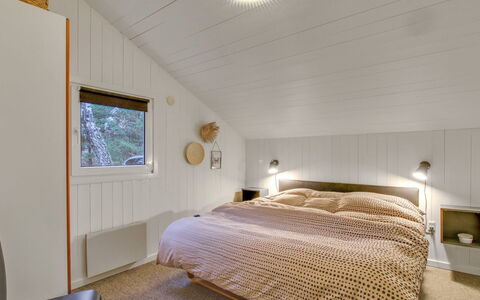 Jensen - 700M to the Fjord: Interieur Ontwerp, Slaapkamer, Bed, Plafond, Hout, Flooring, Verdieping, Laken, Bedding, Kamer