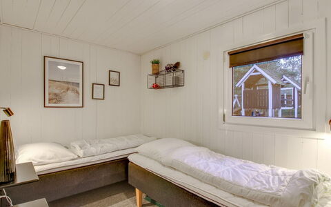 Jensen - 700M to the Fjord: Hout, Interieur Ontwerp, Flooring, Slaapkamer, Verdieping, Bed, Plafond, Kamer, Laken, Huis