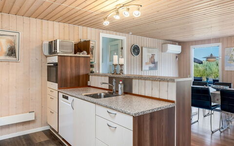 Ottar - 400M from the Sea: Hout, Countertop, Interieur Ontwerp, Flooring, Keuken, Meubilair, Verdieping, Cabinetry, Plafond, Huis