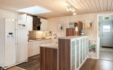 Ottar - 400M from the Sea: Hout, Interieur Ontwerp, Flooring, Keuken, Meubilair, Plafond, Houten Vloer, Countertop, Verdieping, Cabinetry