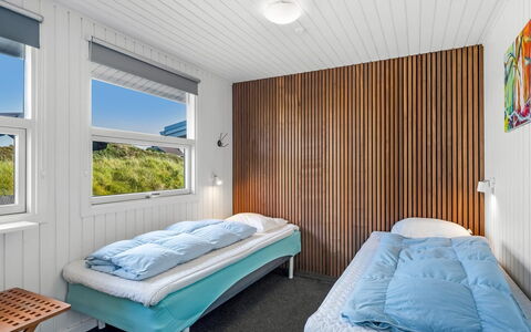 Ottar - 400M from the Sea: Slaapkamer, Bed, Hout, Laken, Interieur Ontwerp, Plafond, Bedding, Verdieping, Bed Frame, Flooring