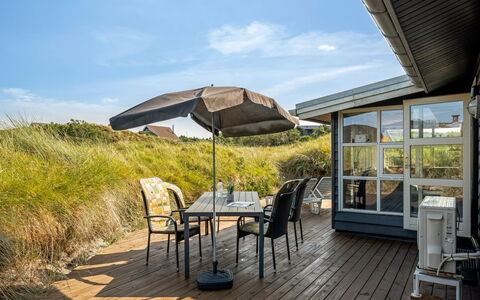 Ottar - 400M from the Sea: Stoel, Buitenmeubels, Schaduw, Dek, Hardwood, Veranda, Buitentafel, Plank, Patio, Balkon