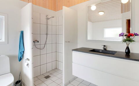 Ottar - 400M from the Sea: Interieur Ontwerp, Flooring, Loodgieterswerkinrichting, Verdieping, Wastafel, Wastafel In De Badkamer, Hout, Badkamerkast, Badkamer, Kraan