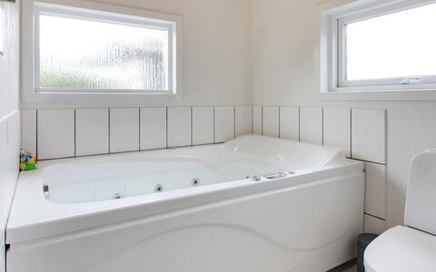 Ottar - 400M from the Sea: Bad, Flooring, Loodgieterswerkinrichting, Badkamer, Verdieping, Interieur Ontwerp, Loodgieter, Kraan, Kamer, Plafond