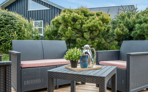 Alena - 1Km from the Sea: Buitenmeubels, Tuin, Patio, Bloempot, Kamerplant, Buitentafel, Backyard, Wicker