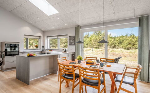 Alena - 1Km from the Sea: Flooring, Hout, Meubilair, Interieur Ontwerp, Keuken, Plafond, Verdieping, Countertop, Keuken En Eettafel, Houten Vloer