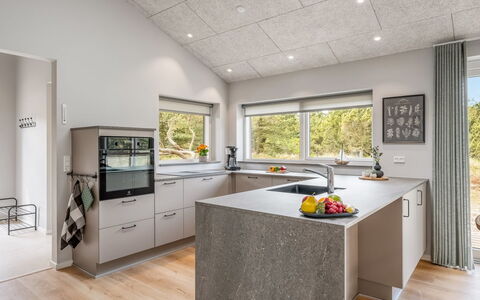 Alena - 1Km from the Sea: Keuken, Countertop, Flooring, Interieur Ontwerp, Toestel Van De Keuken, Major Appliance, Plafond, Verdieping, Cabinetry, Meubilair