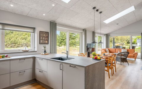 Alena - 1Km from the Sea: Keuken, Hout, Flooring, Countertop, Plafond, Interieur Ontwerp, Verdieping, Huis, Meubilair, Toestel Van De Keuken