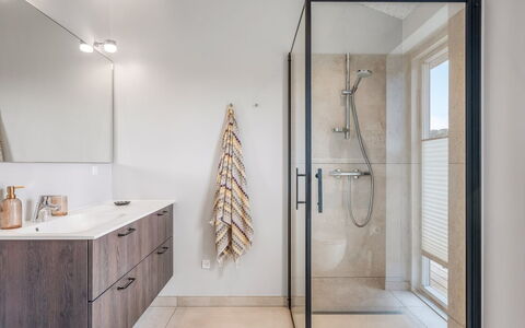 Alena - 1Km from the Sea: Flooring, Interieur Ontwerp, Loodgieterswerkinrichting, Verdieping, Badkamer, Loodgieter, Badkamerkast, Spiegel, Tegel, Plafond
