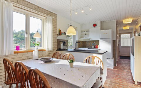 Laurin - 600M from the Sea: Hout, Meubilair, Interieur Ontwerp, Plafond, Flooring, Huis, Keuken, Huis, Verlichting, Lichte Inrichting