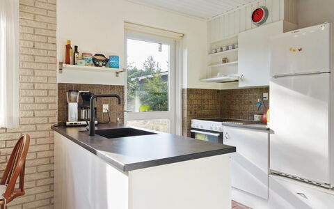 Laurin - 600M from the Sea: Keuken, Countertop, Toestel Van De Keuken, Interieur Ontwerp, Flooring, Cabinetry, Major Appliance, Hout, Meubilair, Verdieping