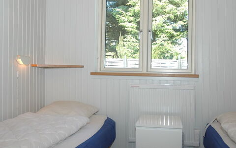 Laurin - 600M from the Sea: Hout, Interieur Ontwerp, Flooring, Verdieping, Slaapkamer, Bed, Kamer, Laken, Plafond, Bedding