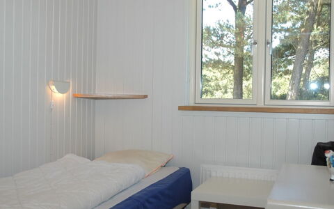 Laurin - 600M from the Sea: Hout, Flooring, Interieur Ontwerp, Verdieping, Slaapkamer, Plafond, Bed, Kamer, Laken, Bedding