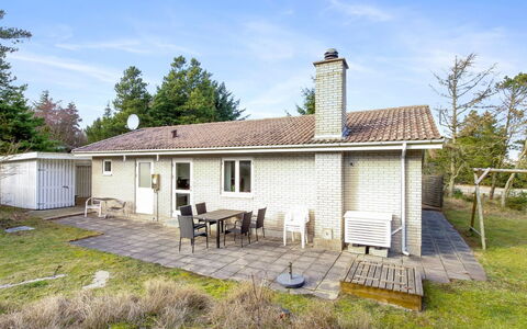 Laurin - 600M from the Sea: Gebouw, Gras, Huis, Dak, Huis, Woongebied, Struik, Verblijf, Architectuur, Land Lot