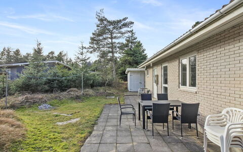 Laurin - 600M from the Sea: Struik, Huis, Huis, Woongebied, Land Lot, Dak, Verblijf, Groundcover, Siding, Landgoed