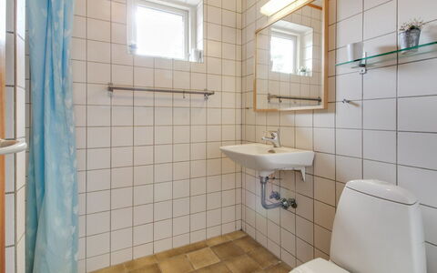 Laurin - 600M from the Sea: Badkamer, Loodgieterswerkinrichting, Wastafel In De Badkamer, Flooring, Verdieping, Wastafel, Toilet, Wc Bril, Interieur Ontwerp, Loodgieter