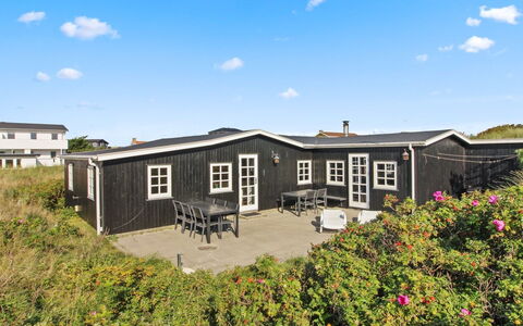 Gudwer - 300M from the Sea: Struik, Stedelijk Ontwerp, Groundcover, Steen, Appartement, Landgoed, Metselwerk, Balkon, Landscaping