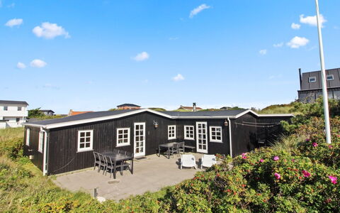 Gudwer - 300M from the Sea: Struik, Stedelijk Ontwerp, Groundcover, Steen, Appartement, Landgoed, Metselwerk, Balkon, Landscaping